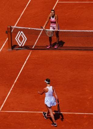 Mandatory Credit: Photo by Javier Garcia Shutterstock (13949267ab) Aryna Sabalenka waits in vain at the net as Elina Svitolina walks straight off following her defeat in their quarter final French Open Tennis, Day 10, Roland Garros, Paris, France - 06 June 2023 French Open Tennis, Day 10, Roland Garros, Paris, France - 06 June 2023  Copyright: xJavierxGarcia Shutterstockx 13949267ab