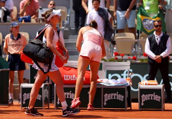Mandatory Credit: Photo by Ella Ling Shutterstock (13949269s) Elina Svitolina of Ukraine walks past Aryna Sabalenka of Belarus following the match French Open Tennis, Day 10, Roland Garros, Paris, France - 06 June 2023 French Open Tennis, Day 10, Roland Garros, Paris, France - 06 June 2023  Copyright: xEllaxLing Shutterstockx 13949269s