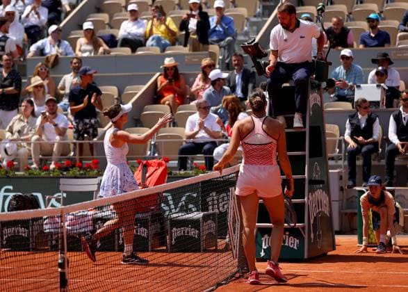 Mandatory Credit: Photo by Ella Ling Shutterstock (13949269u) Aryna Sabalenka of Belarus waits at the net as Elina Svitolina of Ukraine refuses to shake hands French Open Tennis, Day 10, Roland Garros, Paris, France - 06 June 2023 French Open Tennis, Day 10, Roland Garros, Paris, France - 06 June 2023  Copyright: xEllaxLing Shutterstockx 13949269u
