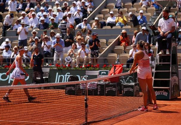 Mandatory Credit: Photo by Ella Ling Shutterstock (13949269v) Aryna Sabalenka of Belarus waits at the net as Elina Svitolina of Ukraine refuses to shake hands French Open Tennis, Day 10, Roland Garros, Paris, France - 06 June 2023 French Open Tennis, Day 10, Roland Garros, Paris, France - 06 June 2023  Copyright: xEllaxLing Shutterstockx 13949269v