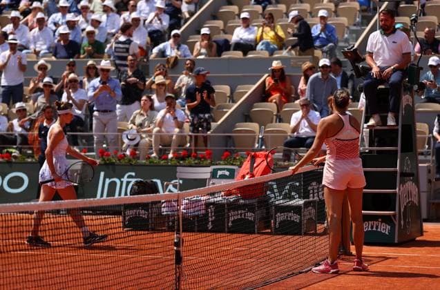 Mandatory Credit: Photo by Ella Ling Shutterstock (13949269w) Aryna Sabalenka of Belarus waits at the net as Elina Svitolina of Ukraine refuses to shake hands French Open Tennis, Day 10, Roland Garros, Paris, France - 06 June 2023 French Open Tennis, Day 10, Roland Garros, Paris, France - 06 June 2023  Copyright: xEllaxLing Shutterstockx 13949269w