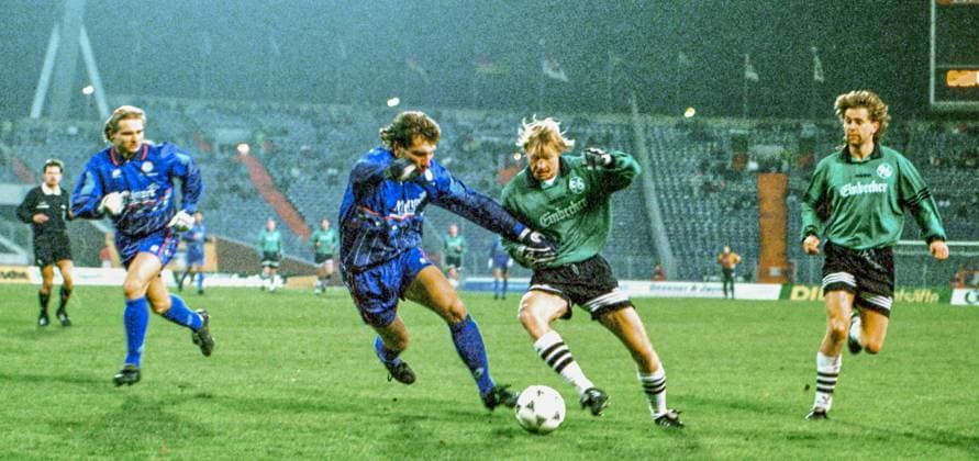 RECORD DATE NOT STATED Aus 2. BL. Saison 1995 96 Hannover 96 - FSV Mainz 05 0:2 am 01.12.1995 im Niedersachsenstadion. Im Foto:am Ball Han96 Spieler Lothar Sippel gegen Peter Neustädter re. Marco Dehne von 96 *** From 2 BL season 1995 96 Hannover 96 FSV Mainz 05 0 2 on 01 12 1995 in Niedersachsenstadion In the photo on the ball Han96 player Lothar Sippel against Peter Neustädter re Marco Dehne of 96