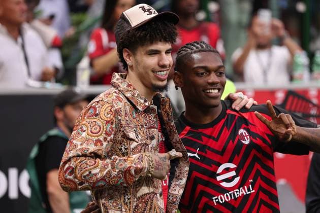 AC Milan vs Hellas Verona - Serie A Tim 2022 2023 day 38 at San Siro Stadium Italy, Milan, june 3 2023: LaMelo Ball NBA, Basketball Herren, USA basketball player) and Rafael Leao (AC Milan striker) during soccer game AC Milan vs Hellas Verona, Serie A Tim 2022-2023 day38 San Siro Stadium Milan Italy Copyright: FabrizioxAndreaxBertani