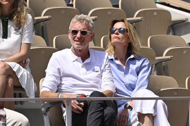 Tennis : Roland Garros 2023 - France - Denis Brogniart au bord du central Tennis : Roland Garros 2023 - France - 06 06 23 ChrysleneCaillaud Panoramic 