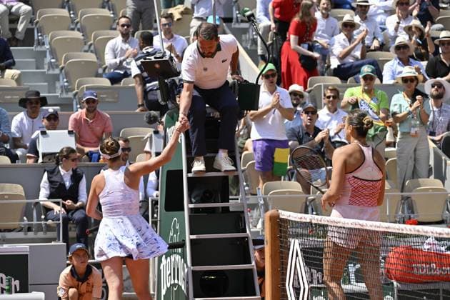 Tennis : Roland Garros 2023 - France - Elina Svitolina - Ukraine - refuse de serrer la main de Sabalenka Tennis : Roland Garros 2023 - France - 06 06 23 ChrysleneCaillaud Panoramic 