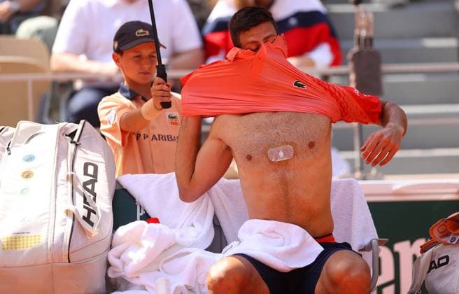 Sport Bilder des Tages Mandatory Credit: Photo by Ella Ling Shutterstock (13949269co) Novak Djokovic of Serbia changes shirts showing the magnet on his chest French Open Tennis, Day 10, Roland Garros, Paris, France - 06 June 2023 French Open Tennis, Day 10, Roland Garros, Paris, France - 06 June 2023  Copyright: xEllaxLing Shutterstockx 13949269co
