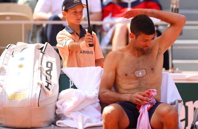 Mandatory Credit: Photo by Ella Ling Shutterstock (13949269cs) Novak Djokovic of Serbia gestures towards his team showing the magnet on his chest French Open Tennis, Day 10, Roland Garros, Paris, France - 06 June 2023 French Open Tennis, Day 10, Roland Garros, Paris, France - 06 June 2023  Copyright: xEllaxLing Shutterstockx 13949269cs