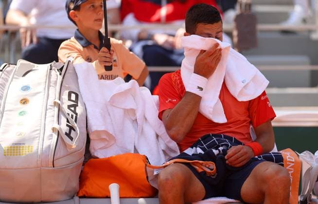 Mandatory Credit: Photo by Ella Ling Shutterstock (13949269ci) Novak Djokovic of Serbia frustrated French Open Tennis, Day 10, Roland Garros, Paris, France - 06 June 2023 French Open Tennis, Day 10, Roland Garros, Paris, France - 06 June 2023  Copyright: xEllaxLing Shutterstockx 13949269ci