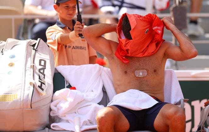 Mandatory Credit: Photo by Ella Ling Shutterstock (13949269cp) Novak Djokovic of Serbia changes shirts showing the magnet on his chest French Open Tennis, Day 10, Roland Garros, Paris, France - 06 June 2023 French Open Tennis, Day 10, Roland Garros, Paris, France - 06 June 2023  Copyright: xEllaxLing Shutterstockx 13949269cp