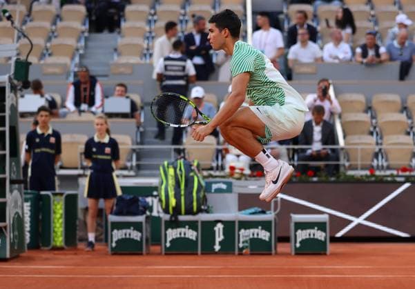 Mandatory Credit: Photo by Ella Ling Shutterstock (13949269fz) Carlos Alcaraz of Spain in action French Open Tennis, Day 10, Roland Garros, Paris, France - 06 June 2023 French Open Tennis, Day 10, Roland Garros, Paris, France - 06 June 2023  Copyright: xEllaxLing Shutterstockx 13949269fz
