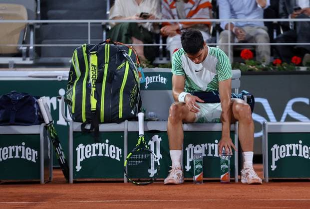 Mandatory Credit: Photo by Ella Ling Shutterstock (13949269gj) Carlos Alcaraz of Spain adjusts his water bottles French Open Tennis, Day 10, Roland Garros, Paris, France - 06 June 2023 French Open Tennis, Day 10, Roland Garros, Paris, France - 06 June 2023  Copyright: xEllaxLing Shutterstockx 13949269gj