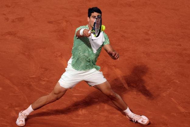 Top-seeded Carlos Alcaraz of Spain plays against fifth-seeded Stefanos Tsitsipas of Greece at the Roland Garros French Tennis Open in Paris, France, on Tuesday, June 6, 2023. Alcaraz won 6-2, 6-1, 7-6 and qualified for the semi finals.  PAR20230606137 MAYAxVIDON-WHITE