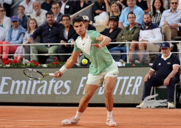 Top-seeded Carlos Alcaraz of Spain plays against fifth-seeded Stefanos Tsitsipas of Greece at the Roland Garros French Tennis Open in Paris, France, on Tuesday, June 6, 2023. Alcaraz won 6-2, 6-1, 7-6 and qualified for the semi finals.  PAR20230606129 MAYAxVIDON-WHITE