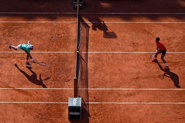 Sport Bilder des Tages (230607) -- PARIS, June 7, 2023 -- Novak Djokovic (R) competes with Karen Khachanov during the men s singles quarterfinal match between Novak Djokovic of Serbia and Karen Khachanov of Russia at the French Open tennis tournament at Roland Garros in Paris, France, on June 6, 2023. (Photo by Xinhua) (SP)FRANCE-PARIS-TENNIS-ROLAND GARROS-FRENCH OPEN-MEN S SINGLES JulienxMattia 