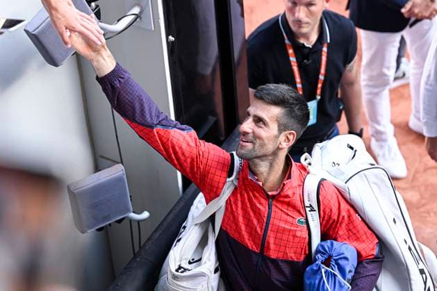 French Open Day 10 Novak Djokovic signs autographs for fans during the French Open, Grand Slam tennis tournament on June 6, 2023 at Roland Garros stadium in Paris, France. Photo by Victor Joly ABACAPRESS.COM Paris France  Copyright: xJolyxVictor ABACAx 856029_073 JolyxVictor ABACAx 856029_073