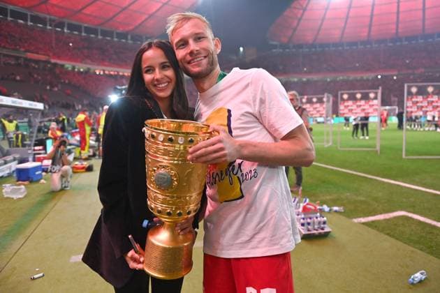Konrad LAIMER L and girlfriend Ines Sarah with cup, trophy, award ceremony 80 DFB Pokal final, RB Leipzig Eintracht Frankfurt 2 0 on 03 06 2022 , Olympiastadion in Berlin DFL DFB regulations prohibit any use of photographs as image sequences and or quasi video