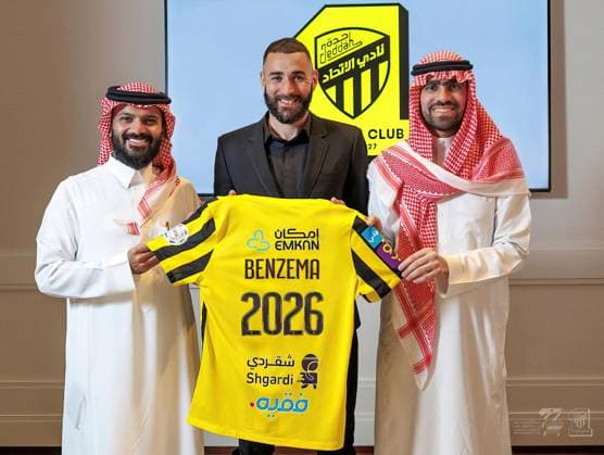 Bilder des Jahres 2023, Sport 06 Juni Sport Themen der Woche KW23 Benzema Signs with Saudi Club Al-Ittihad - Madrid L-R : Saudi Al-Ittihad Club Chairman Anmar Alhaeli, French football player Karim Benzema and club vice-Chairman Ahmad Kaaki, pose after a signature ceremony in Madrid, Spain, on June 6, 2023. Al-Ittihad club announced a 3-year deal with Benzema, who is the second major football player to join a Saudi club after Cristiano Ronaldo. Photo by Balkis Press ABACAPRESS.COM Madrid Spain  Copyright: xBalkisxPress ABACAx 856070_001 BalkisxPress ABACAx 856070_001