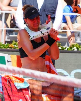 Mandatory Credit: Photo by Javier Garcia Shutterstock (13949271n) Beatriz Haddad Maia changes her shirt between games French Open Tennis, Day 11, Roland Garros, Paris, France - 07 June 2023 French Open Tennis, Day 11, Roland Garros, Paris, France - 07 June 2023  Copyright: xJavierxGarcia Shutterstockx 13949271n