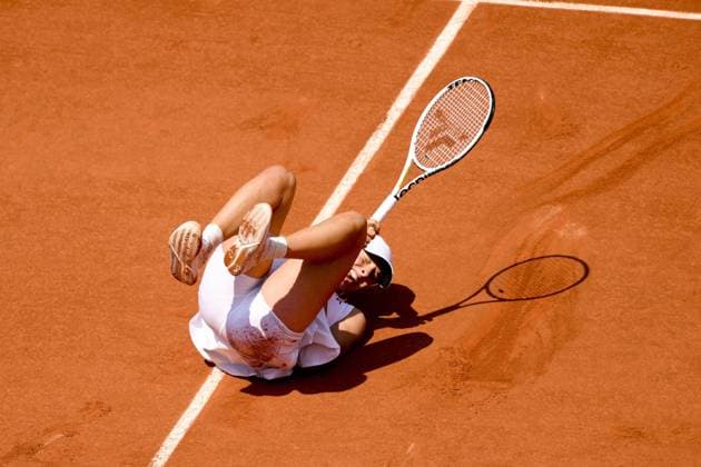 chute d Iga Swiatek (Pol) TENNIS : Roland Garros 2023 - Paris - 07 06 2023 JBAutissier Panoramic 