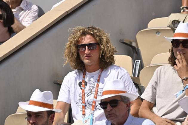 Tennis : Roland Garros 2023 - France - Joao LucasNoah se met soigneusement de la creme protection solaire sur le visage dans la tribune presidentielle Tennis : Roland Garros 2023 - France - 07 06 23 ChrysleneCaillaud Panoramic 