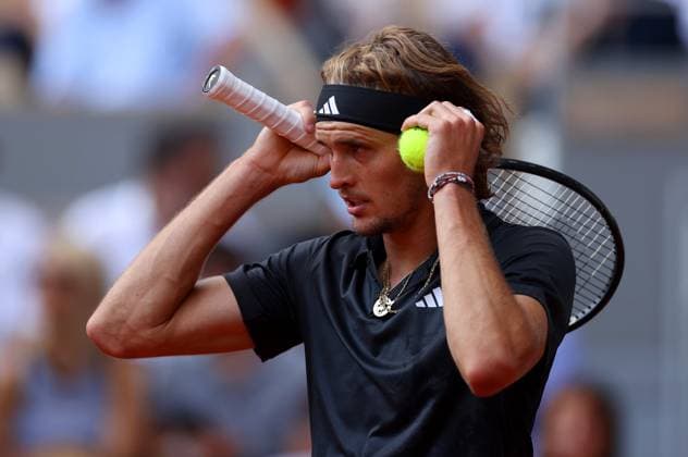 Mandatory Credit: Photo by Ella Ling Shutterstock (13949270br) Alexander Zverev of Germany frustrated French Open Tennis, Day 11, Roland Garros, Paris, France - 07 June 2023 French Open Tennis, Day 11, Roland Garros, Paris, France - 07 June 2023  Copyright: xEllaxLing Shutterstockx 13949270br
