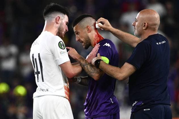 Bilder des Jahres 2023, Sport 06 Juni Bilder des Jahres 2023, Sport 06 Juni Sport Themen der Woche KW23 Fiorentina captain Cristiano Biraghi, center, is being treated after being hit in the head by a cup during the European Conference League final match: ACF Fiorentina vs West Ham United FC, on June 7, 2023, in Prague, Czech Republic. On the left side is seen Declan Rice of West Ham. (CTKxPhoto OndrejxDeml) CTKPhotoP2023060709488  CTKPhotoP2023060709488