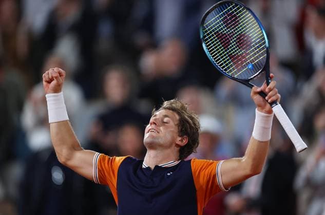 Mandatory Credit: Photo by Ella Ling Shutterstock (13949270cl) Casper Ruud of Norway celebrates French Open Tennis, Day 11, Roland Garros, Paris, France - 07 June 2023 French Open Tennis, Day 11, Roland Garros, Paris, France - 07 June 2023  Copyright: xEllaxLing Shutterstockx 13949270cl