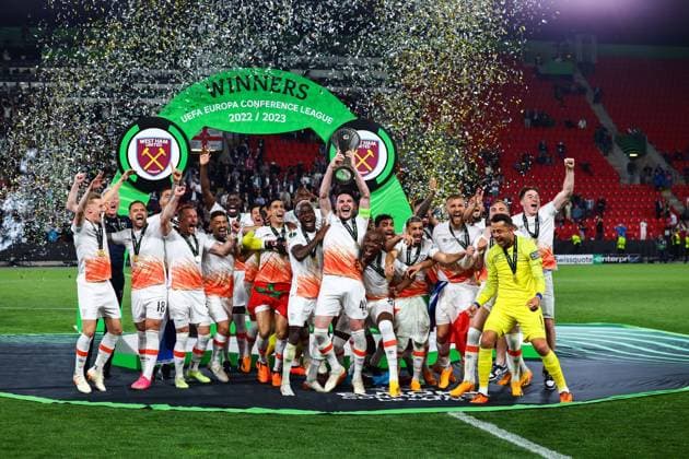 Bilder des Jahres 2023, Sport 06 Juni Bilder des Jahres 2023, Sport 06 Juni Sport Themen der Woche KW23 Sport Bilder des Tages Mandatory Credit: Photo by Simon Dael Shutterstock (13949243cd) Declan Rice of West Ham United and his team mates celebrate victory and lift the Europa conference league trophy Fiorentina v West Ham United, UEFA Europa Conference League, Final, Football, Fortuna Arena, Prague, Czech Republic - 07 Jun 2023 EDITORIAL USE ONLY No use with unauthorised audio, video, data, fixture lists, club league logos or live services. Online in-match use limited to 120 images, no video emulation. No use in betting, games or single club league player publications. Fiorentina v West Ham United, UEFA Europa Conference League, Final, Football, Fortuna Arena, Prague, Czech Republic - 07 Jun 2023 EDITORIAL USE ONLY No use with unauthorised audio, video, data, fixture lists, club league logos or live services. Online in-match use limited to 120 images, no video emulation. No use in betting, games or single club league player publications.  Copyright: xSimonxDael Shutterstockx 13949243cd
