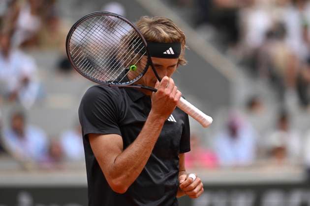 (230608) -- PARIS, June 8, 2023 -- Alexander Zverev reacts during the men s singles quarterfinal match between Alexander Zverev of Germany and Tomas Martin Etcheverry of Argentina at the French Open tennis tournament at Roland Garros in Paris, France, on June 7, 2023. (Photo by Xinhua) (SP)FRANCE-PARIS-TENNIS-ROLAND GARROS-FRENCH OPEN-MEN S SINGLES JulienxMattia 
