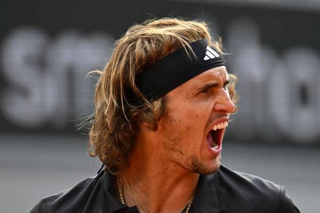 Sport Bilder des Tages (230608) -- PARIS, June 8, 2023 -- Alexander Zverev reacts during the men s singles quarterfinal match between Alexander Zverev of Germany and Tomas Martin Etcheverry of Argentina at the French Open tennis tournament at Roland Garros in Paris, France, on June 7, 2023. (Photo by Xinhua) (SP)FRANCE-PARIS-TENNIS-ROLAND GARROS-FRENCH OPEN-MEN S SINGLES JulienxMattia 