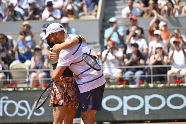 Tennis : Roland Garros 2023 - France - Finale double mixte - Victoire de Tim Puetz Allemagne et de Miyu Kato Japon Tennis : Roland Garros 2023 - France - 08 06 23 ChrysleneCaillaud Panoramic 