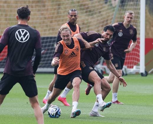Sport Themen der Woche KW23 Sport Bilder des Tages Julian Brandt, Emre Can (Dortmund), Training DFB Nationalmannschaft, 8.6.2023, Frankfurt, DFB-Campus, Training DFB Nationalmannschaft, 8.6.2023, Frankfurt, DFB-Campus, Frankfurt *** Julian Brandt, Emre Can Dortmund , Training DFB National Team, 8 6 2023, Frankfurt, DFB Campus, Training DFB National Team, 8 6 2023, Frankfurt, DFB Campus, Frankfurt Copyright: xEibner-Pressefoto JoergxNiebergax EP_EER