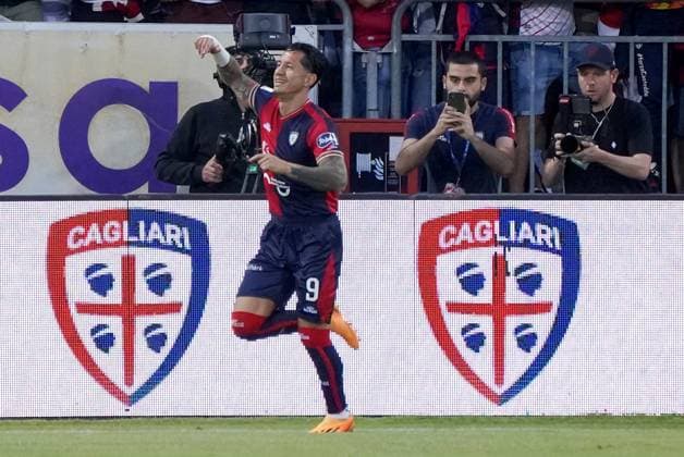 Foto Tocco Alessandro LaPresse 8 Giugno 2023 Cagliari, Italia - Cagliari vs Bari - Campionato di Calcio Serie BKT 2022 2023 - Stadio Unipol Domus. Nella foto:L esultanza di Lapadula (Cagliari Calcio); esultanza dopo gal 1-0 June 8, 2023 Cagliari, Italy - soccer - Cagliari vs Bari - Italian Football Championship League BKT 2022 2023 - Unipol Domus Stadium. In the pic:Celebrates Lapadula (Cagliari Calcio); celebrates after goal 1-0  Copyright: xAlessandroxTocco LaPressex