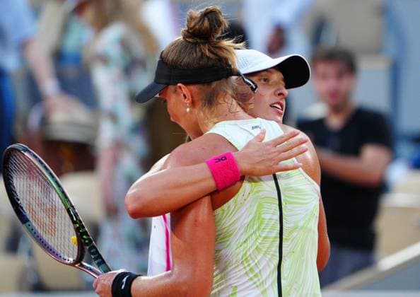Mandatory Credit: Photo by Javier Garcia Shutterstock (13949272az) Iga Swiatek hugs Beatriz Haddad Maia after beating her in the semi final French Open Tennis, Day 12, Roland Garros, Paris, France - 08 June 2023 French Open Tennis, Day 12, Roland Garros, Paris, France - 08 June 2023  Copyright: xJavierxGarcia Shutterstockx 13949272az
