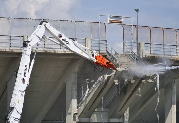 Sport Bilder des Tages Gewiss Stadium in Bergamo destroys a piece of Bergamo s history with the demolition of the Curva Sud. It will also be redone with new underground car parks in the square in front.  Copyright: xLucaxPontix xipa-agency.netx xLucaxPonti xIpaxAgencyx 0259319877st