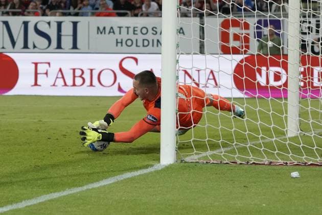 Foto Tocco Alessandro LaPresse 8 Giugno 2023 Cagliari, Italia - Cagliari vs Bari - Campionato di Calcio Serie BKT 2022 2023 - Stadio Unipol Domus. Nella foto: Boris Radunovic (Cagliari Calcio); para il rigore di Walid Cheddira (SSC Bari) June 8, 2023 Cagliari, Italy - soccer - Cagliari vs Bari - Italian Football Championship League BKT 2022 2023 - Unipol Domus Stadium. In the pic: Boris Radunovic (Cagliari Calcio); saves Walid Cheddira s (SSC Bari) penalty shot  Copyright: xAlessandroxTocco LaPressex