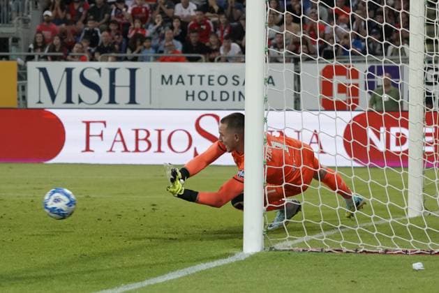 Foto Tocco Alessandro LaPresse 8 Giugno 2023 Cagliari, Italia - Cagliari vs Bari - Campionato di Calcio Serie BKT 2022 2023 - Stadio Unipol Domus. Nella foto: Boris Radunovic (Cagliari Calcio); para il rigore di Walid Cheddira (SSC Bari) June 8, 2023 Cagliari, Italy - soccer - Cagliari vs Bari - Italian Football Championship League BKT 2022 2023 - Unipol Domus Stadium. In the pic: Boris Radunovic (Cagliari Calcio); saves Walid Cheddira s (SSC Bari) penalty shot  Copyright: xAlessandroxTocco LaPressex