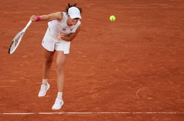 Top-seeded Iga Swiatek of Poland plays against Beatriz Haddad Maia of Argentina at the Roland Garros French Tennis Open in Paris, France, on Thursday, June 8, 2023. Swiatek won 6-2, 7-6 and qualified for the finals.  PAR20230608150 MAYAxVIDON-WHITE