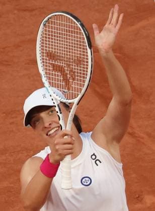 Top-seeded Iga Swiatek of Poland plays against Beatriz Haddad Maia of Argentina at the Roland Garros French Tennis Open in Paris, France, on Thursday, June 8, 2023. Swiatek won 6-2, 7-6 and qualified for the finals.  PAR20230608152 MAYAxVIDON-WHITE