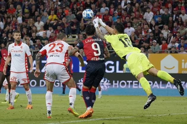 Foto Tocco Alessandro LaPresse 8 Giugno 2023 Cagliari, Italia - Cagliari vs Bari - Campionato di Calcio Serie BKT 2022 2023 - Stadio Unipol Domus. Nella foto:Elia Caprile(SSC Bari) June 8, 2023 Cagliari, Italy - soccer - Cagliari vs Bari - Italian Football Championship League BKT 2022 2023 - Unipol Domus Stadium. In the pic:Elia Caprile(SSC Bari)  Copyright: xAlessandroxTocco LaPressex