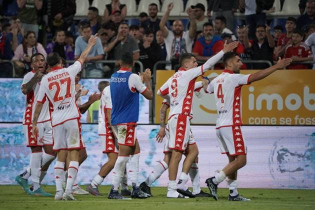 Foto Tocco Alessandro LaPresse 8 Giugno 2023 Cagliari, Italia - Cagliari vs Bari - Campionato di Calcio Serie BKT 2022 2023 - Stadio Unipol Domus. Nella foto: L esultanza di Mirco Antenucci (SSC Bari) dopo il gol 1-1 June 8, 2023 Cagliari, Italy - soccer - Cagliari vs Bari - Italian Football Championship League BKT 2022 2023 - Unipol Domus Stadium. In the pic: Celebrates Mirco Antenucci (SSC Bari)  Copyright: xAlessandroxTocco LaPressex