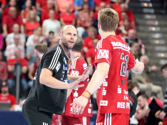 08 06 2023 Handball 1 Bundesliga LIQUI MOLY HBL Season 2022 2023 33 Matchday HC Erlangen Nuremberg Metropolitan Region HCE SG Flensburg Handewitt Flensburg DaMa Olafur Stefansson Co Coach HC Erlangen HCE Gives Instructions to Christopher Bissel 21, HC Erlangen HCE