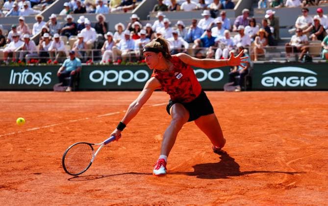 Mandatory Credit: Photo by Javier Garcia Shutterstock (13949272gb) Karolina Muchova in semi final action French Open Tennis, Day 12, Roland Garros, Paris, France - 08 June 2023 French Open Tennis, Day 12, Roland Garros, Paris, France - 08 June 2023  Copyright: xJavierxGarcia Shutterstockx 13949272gb