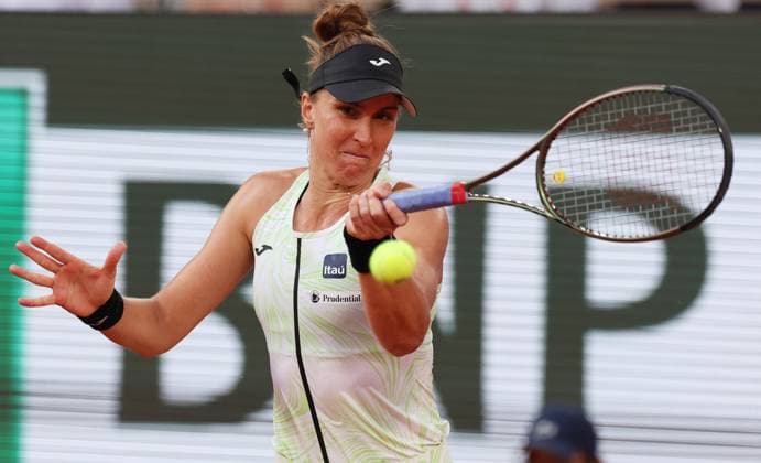 (230609) -- PARIS, June 9, 2023 -- Beatriz Haddad Maia competes during the women s singles semifinal match between Iga Swiatek of Poland and Beatriz Haddad Maia of Brazil at the French Open tennis tournament at Roland Garros in Paris, France, on June 8, 2023. ) (SP)FRANCE-PARIS-TENNIS-ROLAND GARROS-FRENCH OPEN-WOMEN S SINGLES GaoxJing 