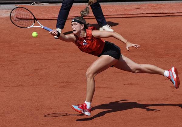 (230609) -- PARIS, June 9, 2023 -- Karolina Muchova competes during the women s singles semifinal match between Karolina Muchova of the Czech Republic and Aryna Sabalenka of Belarus at the French Open tennis tournament at Roland Garros in Paris, France, on June 8, 2023. ) (SP)FRANCE-PARIS-TENNIS-ROLAND GARROS-FRENCH OPEN-WOMEN S SINGLES GaoxJing 