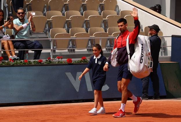 Mandatory Credit: Photo by Ella Ling Shutterstock (13949275i) Novak Djokovic of Serbia walks onto court French Open Tennis, Day 13, Roland Garros, Paris, France - 09 June 2023 French Open Tennis, Day 13, Roland Garros, Paris, France - 09 June 2023  Copyright: xEllaxLing Shutterstockx 13949275i