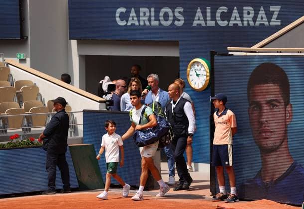 Mandatory Credit: Photo by Ella Ling Shutterstock (13949275f) Carlos Alcaraz of Spain walks on to court French Open Tennis, Day 13, Roland Garros, Paris, France - 09 June 2023 French Open Tennis, Day 13, Roland Garros, Paris, France - 09 June 2023  Copyright: xEllaxLing Shutterstockx 13949275f