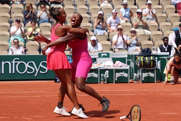 Sport Themen der Woche KW23 Sport Bilder des Tages June 10, 2023, Paris, France: Canada s Leylah Fernandez (left) and American playing partner Taylor Townsend celebrate as they advance to the women s doubles finals at the French Open tennis tournament at the Roland Garros stadium in Paris, Friday, June 9, 2023. Fernandez and Townsend, seeded 10th at the clay-court Grand Slam tournament, defeated the second-seeded American duo of Jessica Pegula and Coco Gauff 6-0, 6-4 at Roland Garros. Canada News - June 10, 2023  - ZUMAc35_ 20230610_zaf_c35_001 Copyright: xStephaniexMylesx