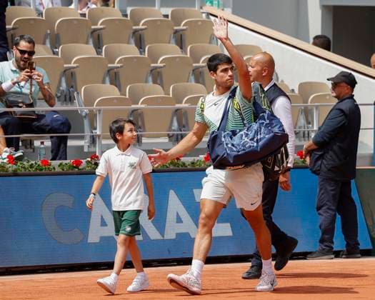 Carlos Alcaraz enters the court Philippe Chatrier, semifinals, mens singles Copyright: xJuergenxHasenkopfx
