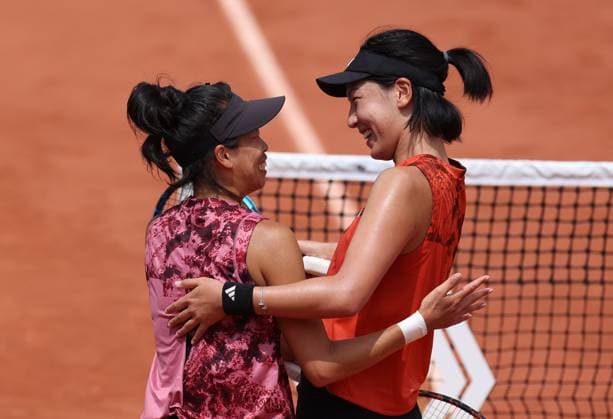 Sport Bilder des Tages (230609) -- PARIS, June 9, 2023 -- Wang Xinyu (R) Hsieh Su-Wei celebrate after winning the women s doubles semifinals between Wang Xinyu of China Hsieh Su-Wei of Chinese Taipei and Nicole Melichar-Martinez of the United States Ellen Perez of Australia at the French Open tennis tournament at Roland Garros in Paris, France, June 9, 2023. ) (SP)FRANCE-PARIS-TENNIS-ROLAND GARROS-FRENCH OPEN-WOMEN S DOUBLES GaoxJing 